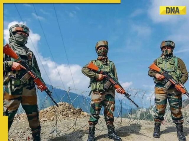 जम्मू -कश्मीर के कुलगाम में दो सैनिकों ने आतंकवादियों के साथ बंदूक की लड़ाई के दौरान मारे गए
