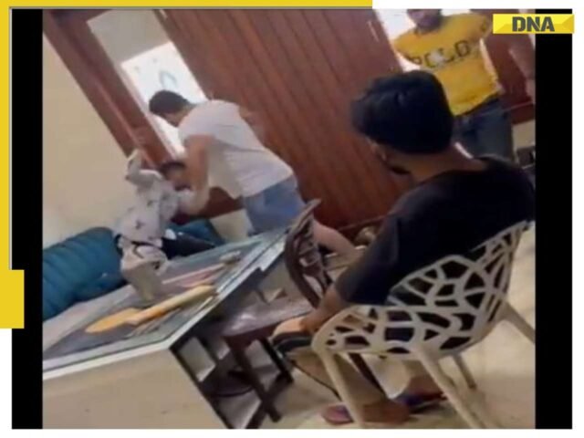 वेतन के लिए मत पूछो, अन्यथा ...: दुकानदार के भयावह वीडियो को बेरहमी से बेल्ट के साथ अपने कर्मचारियों की पिटाई करना वायरल हो जाता है
