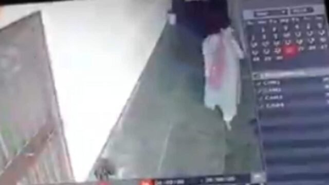 भोपाल-पुलिसकर्मी-दोस्त-के-घर-से-नकदी-फोन-चुराते-हुए.jpg भोपाल पुलिसकर्मी दोस्त के घर से नकदी, फोन चुराते हुए कैमरे में कैद हुआ | वीडियो | भारत समाचार